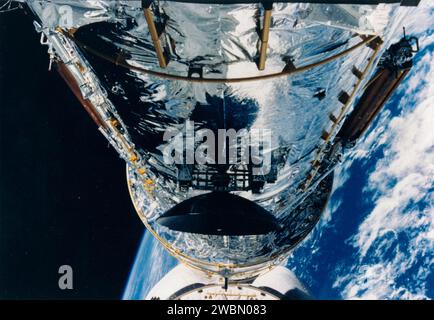 Eine Nahaufnahme der Space Shuttle Discovery zeigt das Hubble-Weltraumteleskop, das vom Remote-Manipulator-System gehalten wird, bevor seine Solar-Arrays und Antennen während der Mission STS-31 eingesetzt wurden. Stockfoto