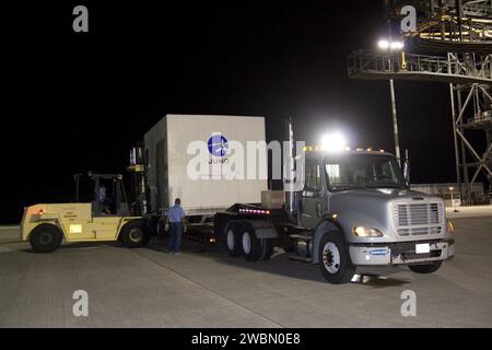 Arbeiter beladenen den Juno-Raumschiff-Container der NASA auf einen LKW in der Shuttle Landing Facility des Kennedy Space Centers in Florida für den Transport nach Astrotech in Titusville, wobei sie das solarbetriebene Raumschiff für den Start vorbereiteten, um Jupiters Pole 33 Mal zu untersuchen und dessen Struktur, Atmosphäre, Magnetosphäre und möglichen festen Kern zu untersuchen. Stockfoto