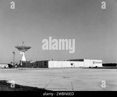 CAPE CANAVERAL, Fla. - Mit seinen Betriebstagen im Rückstand, am 1. Juni 1967, wurde das Mission Control Center ein Stopp auf der öffentlichen Tour durch die NASA-Einrichtungen, die über das Kennedy Space Center Visitor's Center angeboten wurden, jetzt Besucherkomplex. Die Besichtigung der Anlage dauerte bis Mitte der 90er Jahre Das Mercury Mission Control Center in Florida spielte eine Schlüsselrolle im frühen Raumfahrtprogramm der Vereinigten Staaten. Das Gebäude befindet sich an der Cape Canaveral Air Force Station und wurde zwischen 1956 und 1958 erbaut, 1959 und 1963 wurde es erweitert. Die Anlage wurde offiziell verlegt Stockfoto