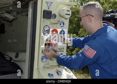 CAPE CANAVERAL, Fla. - Im Kennedy Space Center der NASA in Florida bringt STS-129-Missionsspezialist Randy Bresnik das Logo seiner Mission auf einen M113-Panzerträger. Der M113 wird am Fuß des Startplatzes aufbewahrt, falls ein Notausstieg aus der Nähe des Startplatzes erforderlich ist. Die Besatzungsmitglieder der STS-129-Mission des Space Shuttle Atlantis sind in Kennedy, wo sie sich mit der Probe für die Startrampe, dem Terminal Countdown Demonstration Test, befassen. Der Start von Atlantis auf seiner STS-129-Mission zur Internationalen Raumstation ist für den 16. November geplant. Stockfoto