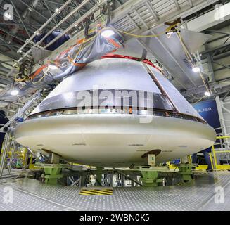 Das Starliner-Besatzungsmodul von Boeing mit eingebauter Rückenschale befindet sich in der kommerziellen Crew- und Frachtverarbeitungsanlage des Unternehmens am 8. Dezember 2020 im Kennedy Space Center, um den Orbitalflugtest vorzubereiten. Während der OFT-2-Mission wird das unbemannte Starliner-Raumschiff zur Internationalen Raumstation für das kommerzielle Crew-Programm der NASA fliegen. Stockfoto