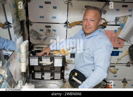 S127-E-006880 (18. Juli 2009) --- Astronaut Doug Hurley, Pilot der STS-127, ist auf dem mittleren Deck des Space Shuttle Endeavour abgebildet, dessen Besatzung sich am zweiten Tag der gemeinsamen Aktivitäten mit den Besatzungsmitgliedern an Bord der Internationalen Raumstation befindet. Dieser Tag ist ein Weltraumspaziertag, der erste von fünf, und Hurley wird für alle fünf Weltraumwanderungen innerhalb des Fahrzeugs eingesetzt. Stockfoto