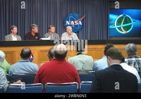 Die NASA-Beamten hielten nach der Landung ein Briefing ab, nachdem das Space Shuttle Discovery von STS-114 zurückkehrte. Die Entdeckung landete um 8:11 Uhr EDT auf der Edwards Air Force Base unter Missionskommandant Eileen Collins. Während der zweiwöchigen Mission inspizierte und reparierte die Crew das Shuttle, führte Wartungsarbeiten durch, lieferte Vorräte an die ISS und führte drei Raumwanderungen durch. Stockfoto