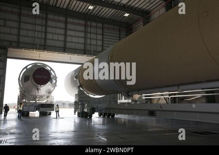 Zwei der drei schweren ULA Delta IV-Booster für die Orion EFT-1-Mission der NASA wurden am 11. März 2014 per Binnenschiff nach Port Canaveral geliefert und zur Vorbereitung des Starts in die Horizontal Integration Facility verlegt. Stockfoto