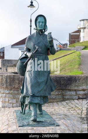 Foto der Mary Anning Bronzestatue in Lyme Regis in Dorset Stockfoto