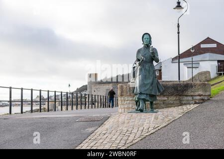 Foto der Mary Anning Bronzestatue in Lyme Regis in Dorset Stockfoto