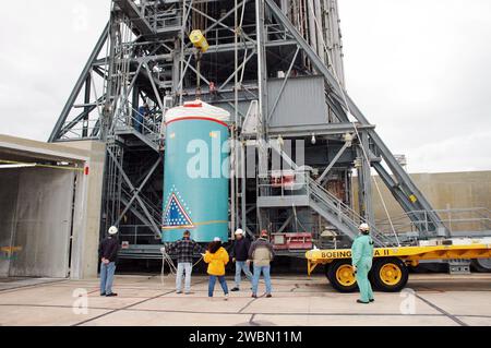 Der Zwischenstufenadapter Boeing Delta II wurde nach dem Ausbau aus dem mittleren Gehäuse der Rakete aufgrund eines Hardwarefehlers auf Pad 17-B verschoben. Sie wird ersetzt, bevor die zweite Stufe wieder installiert wird. Der Start von Deep Impact ist jetzt nicht vor dem 12. Januar geplant. Stockfoto