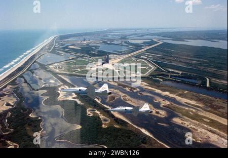 Die Missionsspezialistin Kathryn D. Sullivan nahm Bilder von den Startpads 39A und 39B im Kennedy Space Center auf, während sie mit einem T-30-Trainer mit STS-31-Besatzungsmitgliedern flog. Discovery ist auf Pad B, Columbia fährt auf Pad A und STS-31 ist für den 24. April geplant. Stockfoto