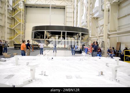 Am 24. Juni 2015 traf der Orion Crew Module Adapter Simulator in der Plum Brook Station Space Power Power Facility der NASA in Sandusky ein, um Raumfahrzeugsysteme zu testen und zu evaluieren. Stockfoto