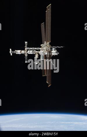 Die ISS wurde während der STS-135-Trennung am 19. Juli 2011 vom Space Shuttle Atlantis fotografiert und zeigt die Station und die Shuttle-Crews, darunter russische Kosmonauten, Japan Aerospace Exploration Astronauten und NASA-Astronauten. Stockfoto