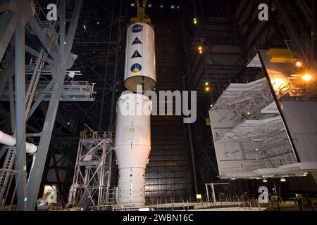 Im Fahrzeugbau High Bay 4 des Kennedy Space Centers senkt ein Kran den Ares I-X Super Stack 3 in Richtung Super Stack 2, um ihn zu integrieren. Die obere Stufe umfasst fünf Superstacks, die in den vier-Segment-Startraketen-Booster auf der mobilen Startplattform integriert sind. Ares I-X ist ein Testfahrzeug für Ares I, das Teil des Constellation Program for Mond Missions der NASA ist. Der Flugtest ist für Oktober 31 geplant, bis die NASA-Zulassung aussteht. Stockfoto