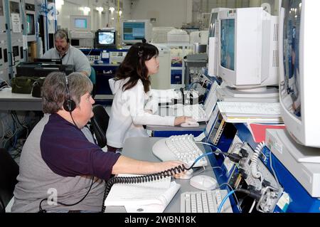 Im Kennedy Space Center überwachen Nancy Lowry und Mikiko Ujihara das Payload Test and Checkout System für die Human Research Facility Rack-2, das mit STS-114 fliegen wird, um biomedizinische Instrumente und Forschungskapazitäten an die Internationale Raumstation zu liefern. Stockfoto