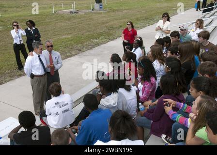 CAPE CANAVERAL, Fla. -- Bob Cabana, Direktor des NASA Kennedy Space Center, links, und Charlie Bolden, Leiter der NASA, sprechen mit etwa 50 Schülern der achten Klasse der McNair Magnet Middle School in Rockledge, Florida, und anderen geladenen Gästen, die im Zentrum sind, um zu sehen, wie das Shuttle Discovery zum letzten Mal aus dem Weltraum zurückkehrt. Die Entdeckung landete um 11:57 Uhr EST auf der Landebahn 15 der Shuttle Landing Facility und schloss die 13-tägige STS-133-Mission zur Internationalen Raumstation ab. Der Discovery und seine sechsköpfige Besatzung lieferten das permanente Mehrzweckmodul, das mit Zubehör und wichtigen Ersatzteilen vollgepackt war Stockfoto