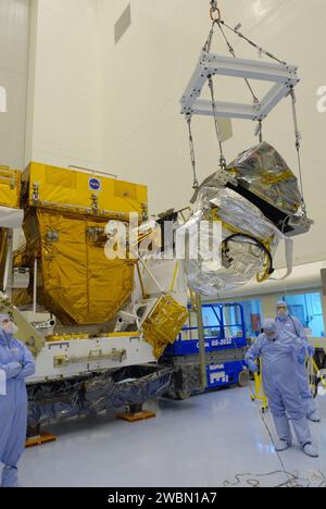 CAPE CANAVERAL, Fla. – In der Payload Hazardous Service Facility im Kennedy Space Center der NASA wird die IMAX 3D-Kamera angehoben und zur Installation in Richtung Orbital Replacement Unit Carrier (ORUC) bewegt. Der Träger wird in der Nutzladerampe des Space Shuttle Atlantis installiert. Die Kamera nimmt die STS-125-Mission zur Wartung des Hubble-Weltraumteleskops auf. Der 11-tägige Flug des Space Shuttle Atlantis ist für den Start am 12. Mai geplant und umfasst fünf Raumwanderungen, bei denen Astronauten das Teleskop mit modernsten wissenschaftlichen Instrumenten renovieren und aufrüsten werden. Dies hat zu Hubbles Fähigkeiten geführt Stockfoto