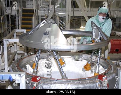 CAPE CANAVERAL, Fla. – In der Orbiter Processing Facility 1 des NASA Kennedy Space Centers beginnen Techniker mit einem Funktionstest des orbitalen Docking-Systems auf dem Space Shuttle Atlantis. Die Mission STS-129 wird zwei Ersatz-Gyroskope, zwei Stickstofftanks, zwei Pumpenmodule, eine Ammoniaktank-Baugruppe und einen Ersatz-Endeffektor für den Roboterarm der Station liefern. STS-129 soll am 12. November starten. Stockfoto