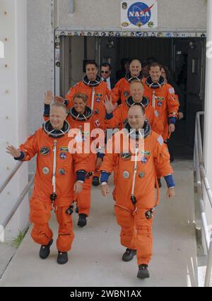 CAPE CANAVERAL, Fla. – Die STS-127 Crew-Mitglieder verließen das Operations and Checkout Building im Kennedy Space Center der NASA in Florida, während sie zum Astrovan fahren, um zum Launch Pad 39A zu fahren An erster Stelle stehen Pilot Doug Hurley (links) und Commander Mark Polansky. Dahinter stehen links und rechts die Missionsspezialisten Julie Payette von der kanadischen Raumfahrtbehörde und Tim Kopra, Christopher Cassidy, Dave Wolf und Tom Marshburn. Heute wird der sechste Startversuch für die STS-127-Mission sein. Der Start wurde am 13. Und 17. Juni gescheuert, als ein Wasserstoffgas-Leck während des Tankins auftrat Stockfoto