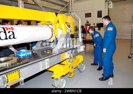 Wendy Lawrence und James Kelly inspizieren das 50-Fuß-Orbiter-Auslegersensorsystem im Kennedy Space Center. Das OBSS wird am Roboterarm des Discovery befestigt und stattet den Orbiter mit Kameras und Lasern aus, um das Wärmeschutzsystem während der STS-114 Return to Flight Mission zu inspizieren. Die Besatzungsmitglieder machen sich mit dem OBSS und dem überarbeiteten externen Tank vertraut. Das Einführungsfenster ist vom 12. Mai bis 3. Juni 2005. Stockfoto
