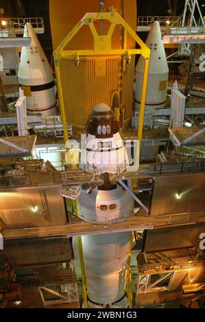 Im Fahrzeugbau des Kennedy Space Centers wird ein Kran vorbereitet, um das Space Shuttle Discovery aus dem externen Tank und den Solid Rocket Boostern zu heben, um mit ET-121 wieder zu paaren, bevor die STS-114-Rückflug-Mission für Mitte Juni geplant ist. Stockfoto