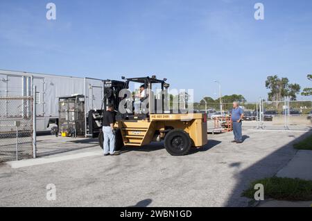 CAPE CANAVERAL, Fla. -- Ein Gabelstapler bringt den Radioisotopen-Thermoelektrischen Generator (MMRTG) für die Mission Mars Science Laboratory (MSL) der NASA vom MMRTG-Trailer zur RTG-Lagereinrichtung (RTGF) im Kennedy Space Center der NASA in Florida. Das MMRTG ist in einem Maschenbehälter, dem sogenannten Gorillakäfig, eingeschlossen, der es während des Transports schützt und die entstehende überschüssige Wärme in die Luft ableiten lässt. Die MMRTG kehrt nach einer Passungsprüfung des Curiosity rover von MSL in der Payload Hazardous Service Facility (PHSF) zum RTGF zurück. Die MMRTG erzeugt den Strombedarf Stockfoto