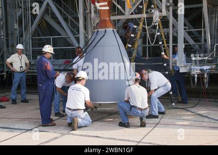 CAPE CANAVERAL, Fla. -- im Space Launch Complex 17B der NASA in Florida sichern Arbeiter die Motorglocke auf der zweiten Stufe eines United Launch Alliance Delta II Trägerfahrzeugs, bevor sie in den mobilen Service Tower gehoben wird. Das Delta II wird das Gravity Recovery and Interior Laboratory der NASA, oder GRAIL, in die Mondumlaufbahn bringen. Die GRAL-Mission ist Teil des Discovery-Programms der NASA. GRAIL wird zwei Raumfahrzeuge in Tandem-Umlaufbahnen um den Mond fliegen, um sein Schwerefeld zu messen. Die Mission wird auch langjährige Fragen über den Mond der Erde beantworten und die Wissenschaft zur Verfügung stellen Stockfoto