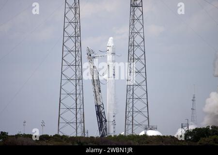 CAPE CANAVERAL, Fla. - Rauch von den neun Merlin-Triebwerken der SpaceX Falcon 9-Rakete während eines Testfeuers auf den Launch Complex 40 auf der Cape Canaveral Air Force Station in Florida. Der Test ist Teil der Vorbereitungen für den Start von SpaceX 2. Der Start der Raumrakete SpaceX Falcon 9 und Dragon ist für den 1. März 2013 um 10 Uhr EST vom Space Launch Complex-40 auf der Cape Canaveral Air Force Station, Florida, geplant. Dragon wird seine dritte Reise zur Raumstation machen. Sie wird Vorräte und Experimente zum umkreisenden Labor bringen. Die Mission ist die zweite von 12 SpaceX-Flügen c Stockfoto