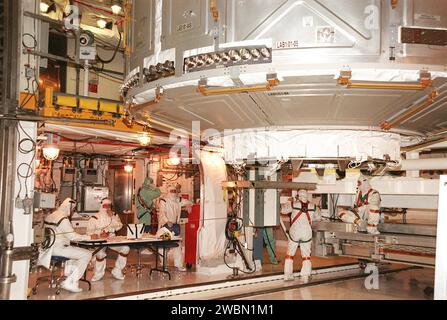 RAUMFAHRTZENTRUM KENNEDY, FLA. -- Techniker im Payload Changeout Room beaufsichtigen die Verlegung des U.S. Lab Destiny in die Nutzladerampe des Orbiters. Die PCR ist der umschlossene, umweltgeregelte Teil der rotierenden Wartungsstruktur, der die Nutzlastabgabe am Startplatz und die vertikale Installation im Nutzlastbereich des Orbiters unterstützt. Destiny, ein Schlüsselelement beim Bau der Internationalen Raumstation, ist für Experimente in der Weltraumwissenschaft konzipiert und verfügt bereits über fünf Systemracks. STS-98 ist der siebte Bauflug zur ISS. Der Start von STS-98 ist geplant Stockfoto