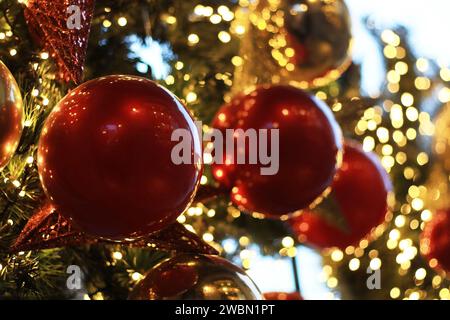 Rote Weihnachtskugeln und goldene Lichter. Stockfoto