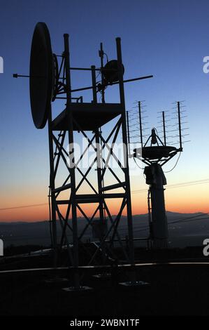 Das Raumschiff Landsat Data Continuity Mission ist auf einer ULA Atlas V-Rakete am AFB Vandenberg montiert, mit Ortungsgeräten und Antennen, die den Sonnenaufgang vor dem Start beobachten. Stockfoto