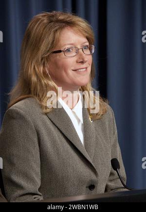 CAPE CANAVERAL, Fla. -- im Auditorium der Pressestelle im Kennedy Space Center der NASA in Florida spricht Shuttle-Wetterbeauftragte Kathy Winters mit den Medien über das Wetter am Start-Tag für die STS-134-Mission des Space Shuttle Endeavour. Endeavour und seine Crew werden den Express Logistics Carrier-3, das Alpha Magnetic Spectrometer-2 (AMS), einen Hochdruckgastank und zusätzliche Ersatzteile für den Dextre Roboterhelfer zur Internationalen Raumstation liefern. Der Start ist für den 29. April um 47 Uhr EDT geplant. Dies wird der letzte Raumflug für Endeavour sein. Stockfoto