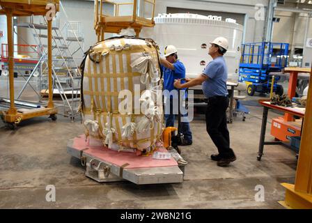 CAPE CANAVERAL, Fla. – In der Montage- und Renovierungsanlage im Kennedy Space Center der NASA in Florida bringen die Arbeiter einen Fallschirmpack für die Installation in das Ares I-X-Segment. Die vordere Schürze ist die erste Hardware der ersten Stufe zur Vorbereitung des Testflugs im Juli 2009 der nächsten Generation der Raumfahrzeuge und Trägerraketen der Agentur. Stockfoto