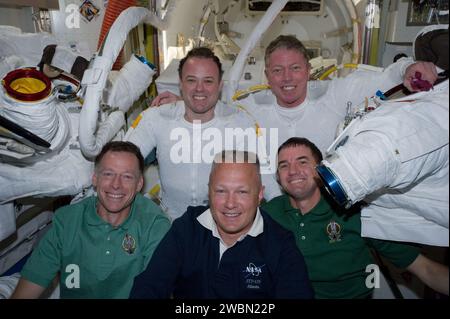 S135-E-007632 (12. Juli 2011) --- nach dem sechsstündigen, 31-minütigen Raumspaziergang der NASA-Astronauten Ron Garan (oben links) und Mike Fossum (oben rechts) posieren fünf Mitglieder der gemeinsamen Shuttle-Station-Crew für Fotos in der Quest Luftschleuse der International Space Station. Im Inneren, aber wesentlich zum äußeren Duo beigetragen haben, waren von links die NASA-Astronauten Chris Ferguson, STS-135-Kommandeur, Doug Hurley, Pilot, und Rex Walheim, Missionsspezialist. Garan und Fossum sind Flugingenieure für die Expedition 28 der Station. Stockfoto