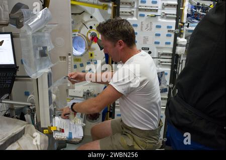 S134-E-007010 (18. Mai 2011) --- die Europäische Weltraumorganisation Astronaut Roberto Vittori, Missionsspezialist STS-134, arbeitet während der Aktivitäten des dritten Fluges auf dem Mitteldeck des Space Shuttle Endeavour. Stockfoto