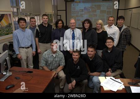 Die 14 Mitglieder der 2009er Klasse von NASA-Astronauten, Japan Aerospace Explortion Agency (JAXA) Astronauten und Canadian Space Agency Astronauten besuchen das Ames Research Center. Von links nach rechts hinten befinden sich Takuya Onishi (JAXA), Scott Tingle, Jeremy Hansen, Jeanette Epps, Jack Boyd (Ames), Serena Aunon, Kathleen (Kate) Rubins, David Saint-Jacques (CSA) Kimiya Yui (JAXA), Michael Hopkins, Gregory (Reid) Wiseman, Kjell Lundgren, Norishige Kanai (JAXA). Stockfoto