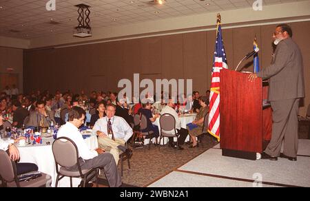 KENNEDY SPACE CENTER, FLORIDA. -- der stellvertretende Direktor des Zentrums Jim Jennings spricht mit Gästen bei der jährlichen Hispanic Heritage Month Celebration, die im Kurt Debus Conference Facility im KSC stattfindet. Unter dem Vorsitz von Rey N. Diaz und Maria Lopez-Tellado, die für ihre Bemühungen Anerkennung erhielten, fand die Veranstaltung auch ein Mittagessen und Kommentare von Miguel Rodriquez, Leiter des Integrationsbüros, des Joint Performance Management Office statt. Das Treuegesuch und die Berufung wurde von Joseph Tellado, International Space Station Payload Processing, geleitet. Die Merrit Island High School ROTC lieferte den Farbgu Stockfoto