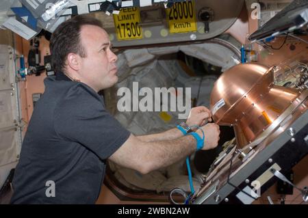 Ron Garan, NASA-Astronaut und Flugingenieur der Expedition 28, installiert den Reentry Breakup Recorder im Unity-Knoten der ISS, um Daten über den Ausbruch von Raumfahrzeugen während des Reentry zu sammeln. Stockfoto