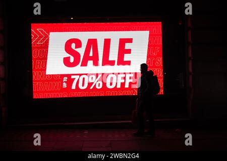 70 % VERKAUF digitales Schild in einem Piccadilly Circus-Schaufenster im Zentrum von London, England, Großbritannien Stockfoto