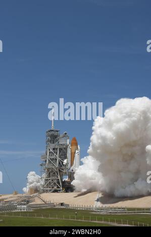 CAPE CANAVERAL, Fla. - Im Kennedy Space Center der NASA in Florida bildet sich eine Abgasfahne um die Basis des Startplatzes 39A, als das Space Shuttle Atlantis am 14. Mai um 14:20 Uhr EDT auf der STS-132-Mission abhebt. Das in Russland gebaute Mini Research Module-1, bekannt als Rassvet oder „Dawn“, befindet sich im Frachtraum des Shuttles. Es wird zusätzlichen Lagerraum und einen neuen Andockhafen für russische Sojus- und Progress-Raumfahrzeuge bereitstellen. Das Labor wird an den unteren Anschluss des Zarya-Moduls der Station angeschlossen. Die drei Raumwanderungen der Mission konzentrieren sich auf die Lagerung von Ersatzteilen außerhalb der Station, einschließlich Stockfoto