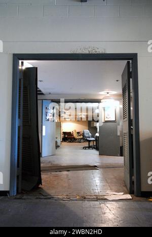 Unbenutzte Möbel werden in einem abgelegenen Raum des 50 Jahre alten Mission Control Center auf der Cape Canaveral Air Force Station in Florida aufbewahrt. Das Zentrum verwaltete alle bemannten Mercury-Flüge und die ersten beiden unbemannten Gemini-Flüge (1961–1963), einschließlich Start-, Orbital-, Wiedereintritts- und Landungsoperationen. Die NASA plant, die Anlage abzureißen und die Operationen später auf das Johnson Space Center in Houston zu verlagern. Stockfoto