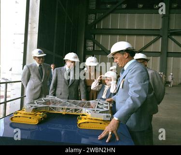 RAUMFAHRTZENTRUM KENNEDY, FLA. Präsident Jimmy Carter, Frau Rosalynn und Tochter Amy, hören, wie der Direktor des Zentrums Lee R. Scherer während ihrer Tour durch das Kennedy Space Center ein Modell des Raupentransporters erklärt. Stockfoto