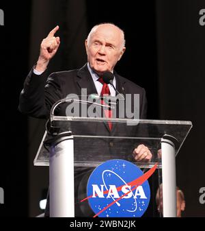 Der Mercury-Astronaut John Glenn spricht während des „On Shoulders of Giants“-Programms, das 50 Jahre Amerikaner im Orbit feiert, eine Ära, die mit Glenns MA-6-Mission am 20. Februar 1962 begann. Die Veranstaltung fand im Rocket Garden im Kennedy Space Center Visitor Complex in Florida statt, nur wenige Kilometer von der Startbasis entfernt, wo Glenn und Scott Carpenter mit dem Mercury-Raumschiff flogen. Glenns Start an Bord einer Atlas-Rakete nahm die Hoffnungen einer ganzen Nation mit sich und leitete eine neue Ära der Raumfahrt ein, die schließlich dazu führte, dass die Amerikaner Ende der 1960er Jahre auf dem Mond spazierten Glenn war es bald Stockfoto