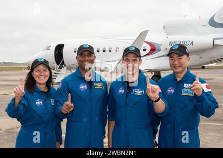 Von links aus besteigen die NASA-Astronauten Shannon Walker, Victor Gover und Michael Hopkins zusammen mit Soichi Noguchi von der Japan Aerospace Exploration Agency (JAXA) ein Flugzeug vom Ellington Field in der Nähe des Johnson Space Center der Agentur in Houston, Texas. auf dem Weg zum Kennedy Space Center in Florida für die NASA-Mission SpaceX Crew-1, um mit den endgültigen Startvorbereitungen zu beginnen. Crew-1 ist die erste operative Mission des Raumschiffs Dragon und der Rakete Falcon 9 zur Internationalen Raumstation im Rahmen des Commercial Crew Program. Stockfoto