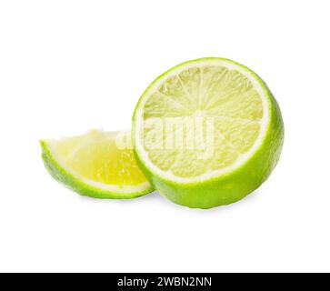 Die Hälfte und Scheibe saftiger frischer Limette isoliert. Kalk auf transparentem Hintergrund. Grünen Kalk isoliert schneiden. Stockfoto
