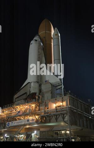 CAPE CANAVERAL, Fla. Xenon-Lichter beleuchten das Space Shuttle Discovery, während es seine nächtliche Wanderung, bekannt als "Rollout", vom Vehicle Assembly Building zum Launch Pad 39A im Kennedy Space Center der NASA in Florida macht. Es braucht das Shuttle, das an seinem externen Kraftstofftank, zwei festen Raketenverstärkern und einer mobilen Trägerplattform befestigt ist, etwa sieben Stunden, um die Bewegung auf einem Raupentransporter abzuschließen. Dies ist das zweite Mal, dass der Discovery für die STS-133-Mission auf dem Gelände steht und nach einer gründlichen Prüfung und Modifikation des externen Tanks des Shuttles kommt. Ziel ist Lifting F Stockfoto