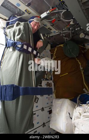 S134-E-006404 (16. Mai 2011) --- Astronaut Roberto Vittori, Missionsspezialist STS-134, liegt in seinem Schlafsack, der an den Schließfächern auf dem Mitteldeck des Space Shuttle Endeavour befestigt ist. Stockfoto