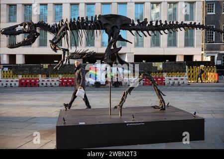 Der Berkeley Square T Rex bekommt einen zweiten Blick von einem Pendler auf dem Weg zu seinem Büro im Zentrum von Mayfair, London, Großbritannien Stockfoto