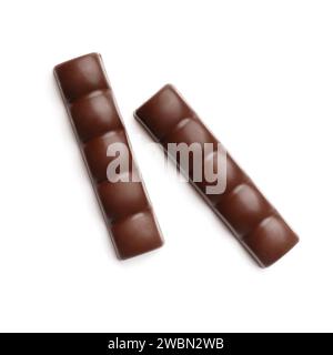 Schokoladentafeln auf weißem Hintergrund, Nahaufnahme. Poröse, luftige Schokolade, Blick von oben Stockfoto