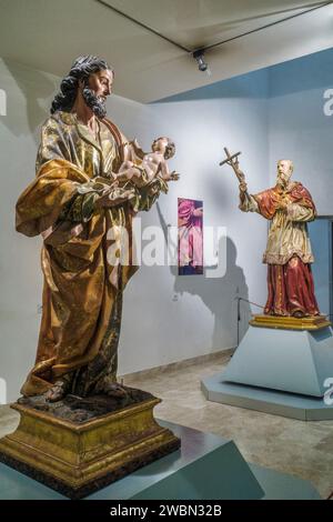 Der heilige Joseph mit dem Kind, der heilige Eloy mit Blick auf das Kruzifix der Kirche San Bartolome im Museum Francisco Salzillo in der Stadt Murcia. Stockfoto