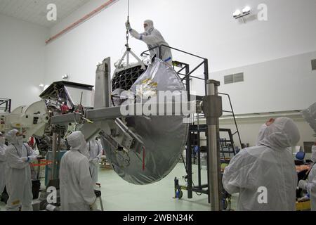 CAPE CANAVERAL, Fla. Techniker in Astrotechs Nutzlastverarbeitungsanlage in Titusville, Florida, befestigen einen Überkopfkran an der Hochleistungs-Antenne, die an der Juno-Raumsonde der NASA installiert wird. Juno soll an Bord einer Atlas-V-Rakete von Cape Canaveral, Florida, starten. Die solarbetriebene Raumsonde wird die Pole des Jupiters 33 Mal umkreisen, um mehr über die Entstehung, Struktur, Atmosphäre und Magnetosphäre des Gasriesen zu erfahren und die Existenz eines festen Planetenkerns zu untersuchen. Stockfoto