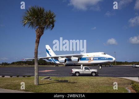 Ein Volga-Dnepr Antonov AN-124-100 Frachtflugzeug lieferte die Centaur-Oberstufe einer Atlas V-Rakete der United Launch Alliance zur Cape Canaveral Air Force Station. Die solarbetriebene Juno-Raumsonde der NASA wird an Bord des Atlas V starten und den Jupiter 33 Mal umkreisen, um seine Struktur, Atmosphäre, Magnetosphäre und seinen potenziellen festen Kern zu untersuchen. Stockfoto