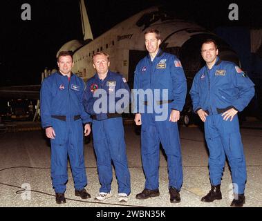 Nach dem Verlassen des Crew Transport Vehicle versammelt sich die STS-102 Crew unter dem Discovery für einen Rundgang. Von links sind Pilot James Kelly, Missionsspezialist Andy Thomas, Commander James Wetherbee und Missionsspezialist Paul Richards. Die Besatzung landete um 31 Uhr EST in der KSC Shuttle Landing Facility an Bord der Discovery nach einer 12-tägigen, 19-stündigen, 49-minütigen Mission zur Internationalen Raumstation Stockfoto